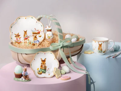Annual Easter Edition 2026 service de table décoré sur une table Vaisselle Annual Easter Edition 2026 avec motifs de lapins, œufs, tasse et biscuits disposés sur des supports aux tons pastel.