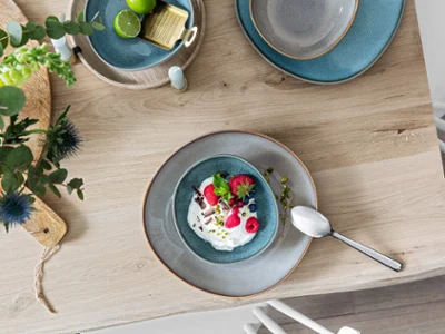 Assiettes et coupes Lave sur une table en bois Assiettes et coupes Lave sur une table en bois