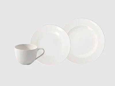 Image de la collection - For Me Une tasse blanche et deux assiettes blanches sont présentées sur un fond clair et sobre.