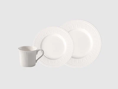 Image de la collection - Cellini Une tasse en céramique blanche et deux assiettes à soupe blanches assorties sont présentées sur un fond clair et sobre.