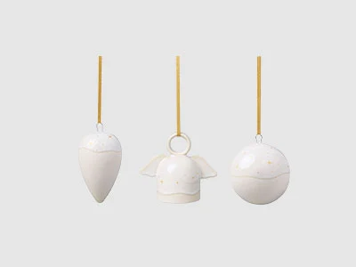 Image de la collection - Décoration Winter Glow Trois ornements de Noël blancs en céramique - une larme, un ange et une boule - sont suspendus à des cordons dorés sur un fond sobre.