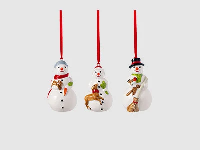 Image de la collection - Nostalgic Ornaments Trois ornements de bonhomme de neige avec des œillets de suspension rouges, chacun tenant un animal ou se tenant à côté d'un, sur un fond sobre.