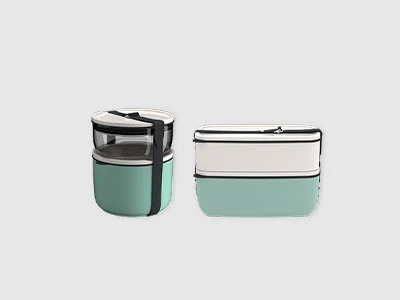 Image de la collection - ToGo Deux récipients bleu-vert et blanc avec des sangles noires, l'un cylindrique et l'autre rectangulaire, sur un fond gris sobre.