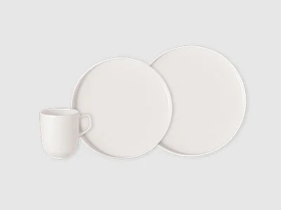 Image de la collection - Afina Une tasse en céramique blanche et deux assiettes rondes blanches sont disposées sur un fond sobre gris clair.