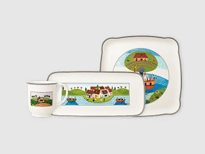 Image de la collection - Design Naif Set de vaisselle avec tasse, plateau et assiette, chacun avec des illustrations colorées de maisons et de bateaux.