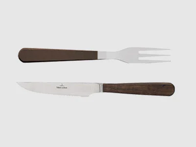 Image de la collection - Texas Un couteau à steak et une fourchette à viande avec des manches en bois, placés côte à côte sur un fond sobre.