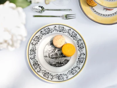 Une assiette pour le petit-déjeuner Audun de Villeroy & Boch avec des macarons jaunes Une élégante décoration de table avec une assiette pour le petit-déjeuner décorée de la collection Audun et deux macarons.