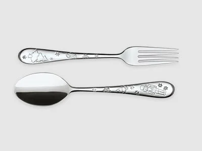 Image de la collection - Couverts Toy's Delight Une cuillère et une fourchette argentées, avec des motifs d'animaux et d'étoiles gravés sur les manches, sur un fond gris clair.