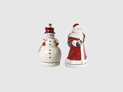 Image de la collection - Nostalgic Melody Figurines en céramique d'un bonhomme de neige et d'un père Noël, tous deux décorés en rouge et blanc, sur un fond sobre.