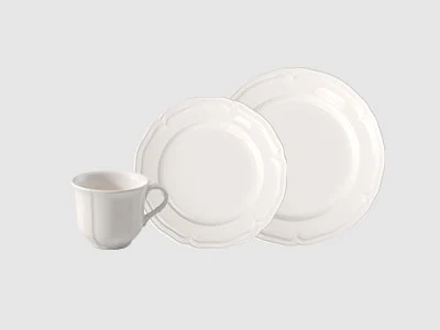 Image de la collection - Manoir Une tasse blanche et deux assiettes blanches aux bords discrètement ondulés sont présentées sur un fond clair et sobre.
