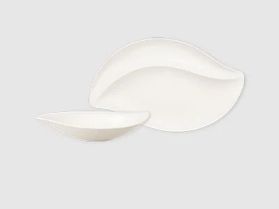 Image de la collection - New Cottage Deux assiettes blanches asymétriques, l'une grande et l'autre petite, présentées sur un fond gris clair sobre.