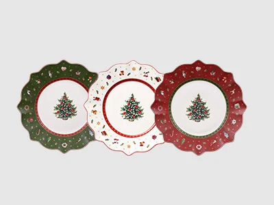 Image de la collection - Toy's Delight Trois assiettes décoratives avec des motifs de sapin de Noël et des bords ondulés vert, blanc et rouge, exposées côte à côte.