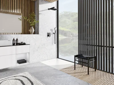 Un receveur de douche blanc sans rebord Le Valence dans une salle de bains moderne Un receveur de douche Le Valence blanc, sans rebord, dans une salle de bains moderne de Villeroy & Boch avec des boiseries.
