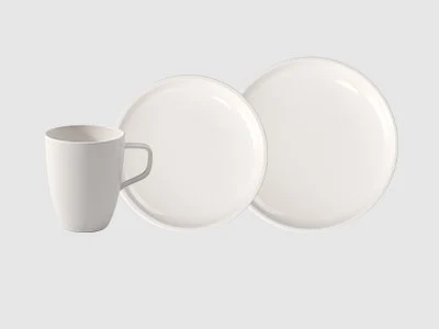 Image de la collection - Artesano Sur un fond clair et sobre, on peut voir une tasse en céramique blanche et deux assiettes à soupe blanches.