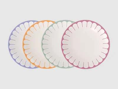 Image de la collection - Fleur Quatre assiettes en céramique aux bords ondulés et aux couleurs pastel sont disposées en une rangée qui se chevauche.