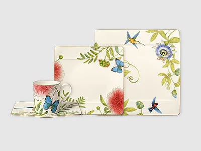 Image de la collection - Amazonia Un set de vaisselle de quatre pièces avec des motifs de fleurs et de papillons sur fond blanc.