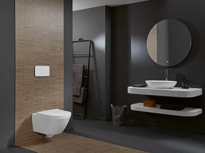 Des toilettes Universo TwistFlush dans une salle de bains moderne Une salle de bains avec des toilettes TwistFlush Universo de Villeroy & Boch, un lavabo et un miroir.