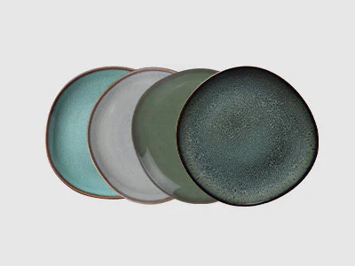 Image de la collection - Lave Quatre assiettes en céramique de différentes nuances de bleu, de gris, de vert et de bleu-vert foncé sont superposées.