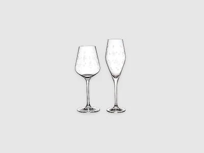 Image de la collection - Verres Toy's Delight Deux verres à vin vides, l'un avec un calice large et l'autre avec un calice étroit, placés côte à côte sur un fond sobre.