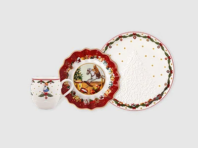 Image de la collection - Toy's Fantasy Un ensemble festif composé d'une tasse, d'une assiette et d'une soucoupe avec des motifs de Noël et des bordures décoratives rouges et vertes.
