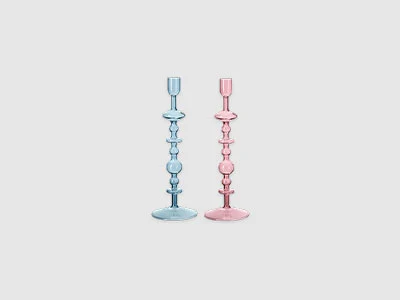 Image de la collection - like. Home Deux chandeliers décoratifs, l'un bleu clair et l'autre rose clair, sont placés côte à côte sur un fond sobre.
