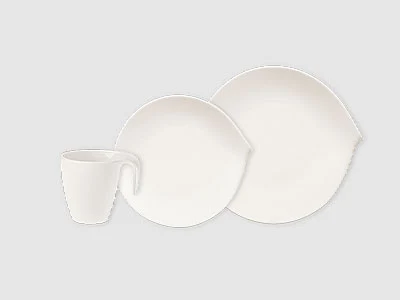 Image de la collection - Flow Trois assiettes en céramique blanche : une tasse, une petite assiette et une grande assiette, disposées sur un fond clair et sobre.