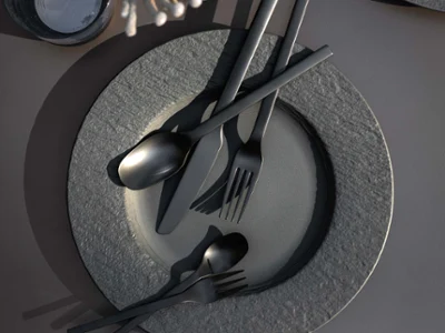 Des couverts de table Manufacture avec des assiettes plates Manufacture Une décoration de table élégante avec des couverts de table Manufacture modernes sur des assiettes Manufacture noires avec une branche décorative et un verre d’eau.