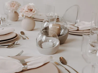 Une décoration NewMoon sur une table pour un dîner Un bougeoir NewMoon ornant une table dressée pour un dîner.