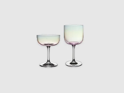 Image de la collection -Verres like. Deux verres à pied en verre transparent, un verre à coupe et un verre à vin, sont posés côte à côte sur un fond clair et sobre.