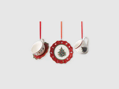 Image de la collection - Décoration Toy's Delight Trois ornements de Noël en céramique, dont des tasses et une assiette, sont suspendus à des rubans rouges sur un fond clair.