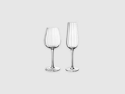 Image de la collection - Verres Rose Garden Un verre de vin et une coupe de champagne, tous deux vides, sont posés côte à côte sur un fond clair et sobre.