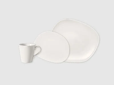 Image de la collection - Organic Une tasse blanche, une petite assiette ronde et une grande assiette carrée sont disposées sur un fond clair et sobre.