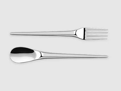 Image de la collection - Couverts NewMoon Une cuillère et une fourchette en métal sont posées côte à côte sur un fond gris clair.
