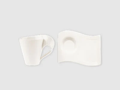 Image de la collection - NewWave Une tasse à café blanche à côté d'une soucoupe rectangulaire assortie avec un creux circulaire sur un fond clair.