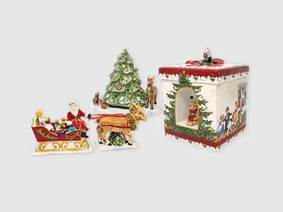 Image de la collection - Christmas Toy's Diverses décorations de Noël en céramique, dont un sapin, un traîneau, un renne, des figurines et une boîte festive sur fond gris.