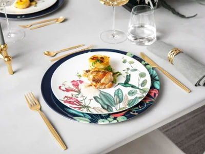 Table Avarua et MetroChic Assiettes Avarua et couverts de table MetroChic de Villeroy & Boch.