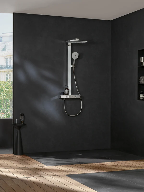 Une salle de bains moderne avec des murs sombres, une douche à l’italienne, un miroir rectangulaire, un lavabo sur un plan de toilette suspendu et une fenêtre avec vue sur la ville. Le sol est composé d’un mélange de bois et de carrelage.