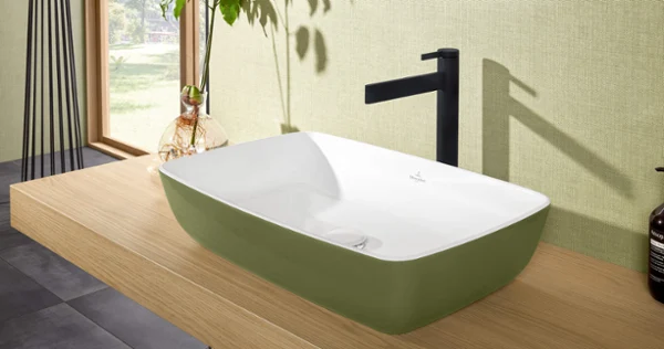 Une robinetterie de lavabo Dawn avec un lavabo Un lavabo rectangulaire moderne sur un plan de toilette en bois dans une salle de bains avec un mur vert pour attirer les regards
