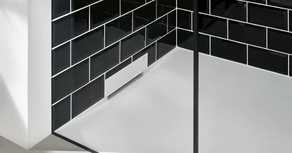 Un système de douche Wallway dans une douche en noir et blanc Une douche carrelée en noir et blanc avec un système de douche Wallway de Villeroy & Boch.