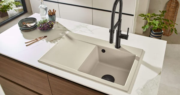 Un évier de cuisine Subway Style de 45 cm avec une robinetterie Steel Expert 2.0 sur un petit îlot de cuisine.