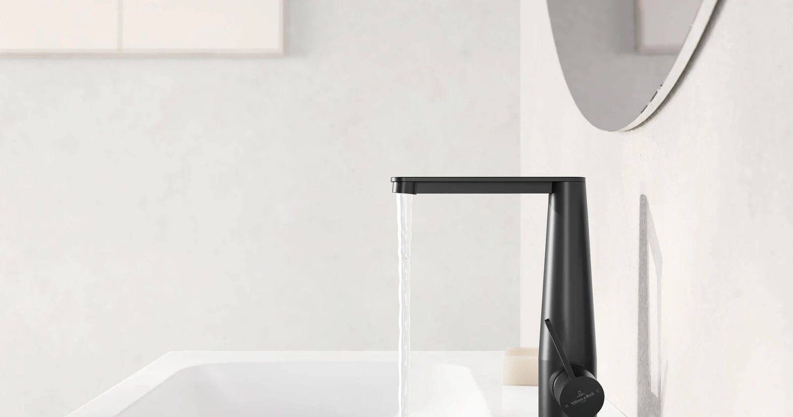 Un robinet noir moderne d’où de l’eau s’écoule dans un lavabo blanc. Un miroir partiellement visible sur le côté droit reflète la scène.