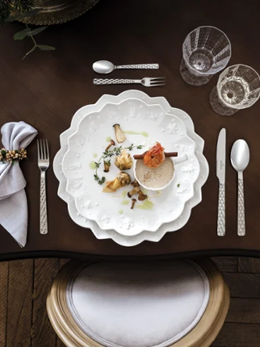 Une assiette Toy’s Delight Royal Classic avec un délicieux plat gastronomique Une décoration de table élégante avec un plat gourmand servi sur des assiettes Toy’s Delight Royal Classic, pour un dîner raffiné.