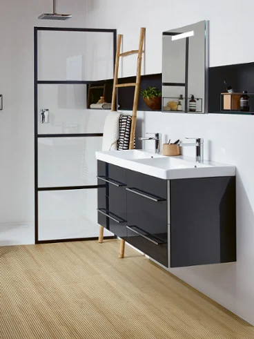 Espace lavabo de la collection Avento de Villeroy & Boch Salle de bains moderne avec double lavabo, douche à cadre noir et sol en bois.