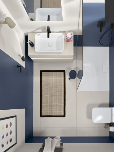 Une salle de bains Villeroy & Boch entièrement équipée Vue du dessus d’une salle de bains moderne Villeroy & Boch entièrement équipée avec des murs bleus