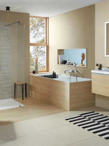 Salle de bain Subway 3.0 avec baignoire, douche à l'italienne et meuble vasque en bois, combinant un design intemporel avec une élégance fonctionnelle pour un confort quotidien.