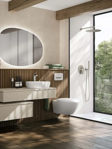 Salle de bain moderne avec des accents de bois, une vasque à poser, un WC suspendu, une douche ouverte, un miroir rond et une grande fenêtre.