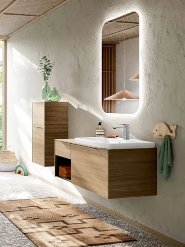 Une salle de bains moderne avec une baignoire rectangulaire, un plan de toilette suspendu avec un lavabo, un miroir lumineux et des touches de bois. Une grande fenêtre avec vue sur la verdure La pièce affiche un design naturel et minimaliste.