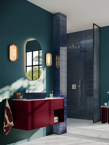 Salle de bain contemporaine avec des murs bleu sarcelle et un meuble-lavabo rouge éclatant Une salle de bain chic et moderne avec des murs bleu sarcelle foncé et un meuble-lavabo suspendu rouge profond, doté d’un plan de travail blanc et d’une vasque Artis bleue foncée posée sur le dessus.