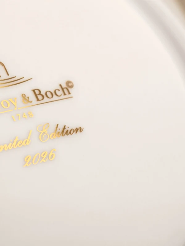 Annual Chistmas edition 2026 plate stamp Gros plan d'une pièce en porcelaine Villeroy & Boch montrant "Laurel Edition 2012" en lettres dorées sur le dessous.