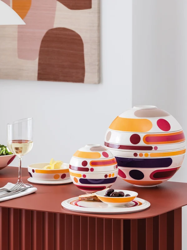 Les deux tailles de La Boule Miami associées au verre NewMoon La Boule Miami à côté de Petite Miami sur une table moderne, associée à la verrerie NewMoon.